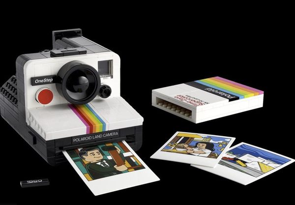 Lego set modeled on a 1970s Polaroid camera