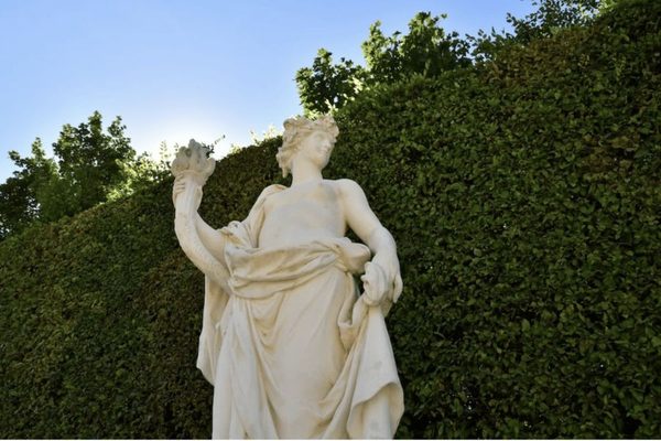 The Talking Statues of Versailles