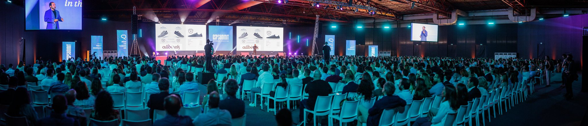 Rohit Bhargava speaking to a full arena at the QSP Summit in Porto